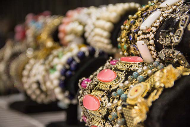 Оптовая продажа браслетов на руку: купить дешевые браслеты оптом со склада в Москве недорого